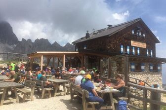 escursionisti sulle Dolomiti