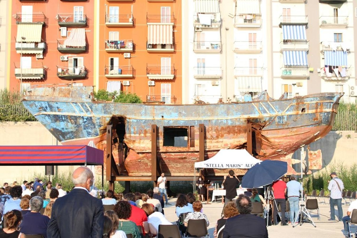 Il relitto della strage di migranti del 18 aprile 2015 accolto ad Augusta