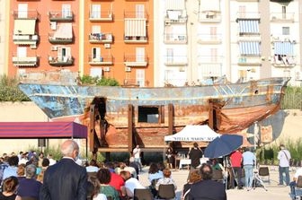 Il relitto della strage di migranti del 18 aprile 2015 accolto ad Augusta