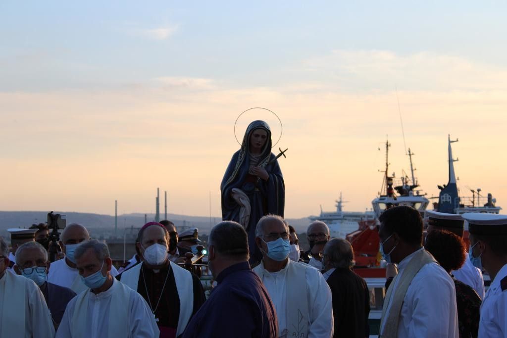 Un momento della cerimonia di Augusta per il relitto della strage di migranti del 18 aprile 2015