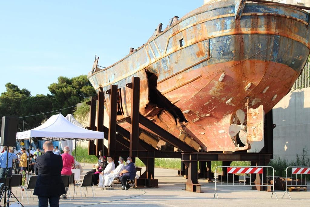 Il relitto della strage di migranti del 18 aprile 2015 accolto ad Augusta&nbsp;