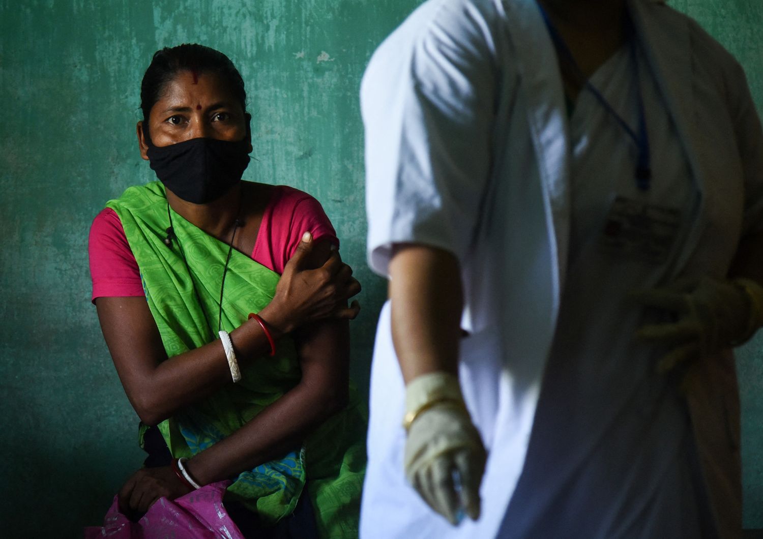 India: una donna appena vaccina nella citt&agrave; di Guwahati
