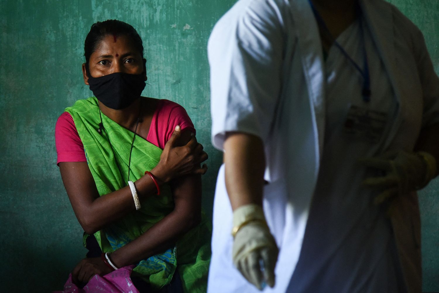 India: una donna appena vaccina nella citt&agrave; di Guwahati