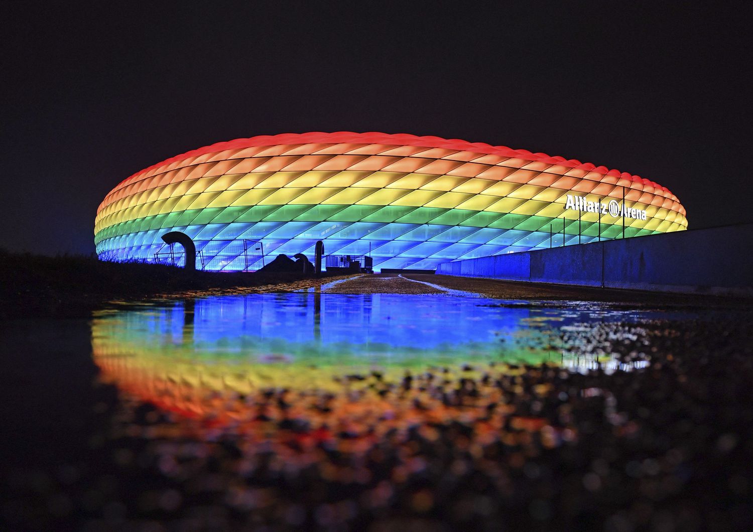 Lo stadio di Monaco di Baviera con luci arcobaleno