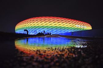 Lo stadio di Monaco di Baviera con luci arcobaleno