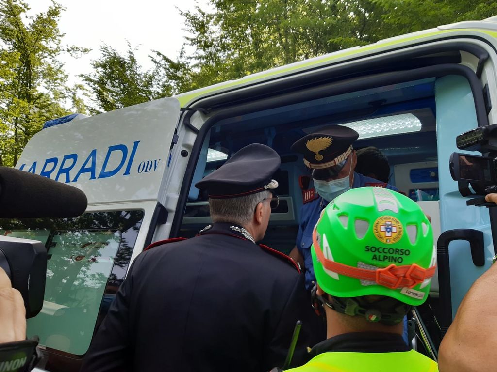 I carabinieri dopo il ritrovamento del bimbo al Mugello