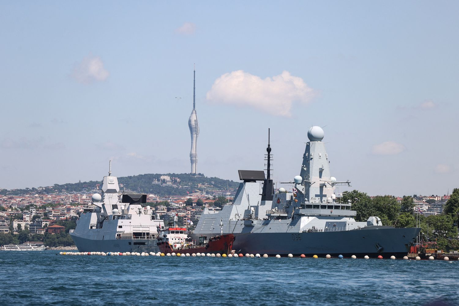 Il cacciatorpediniere britannico Hms Defender