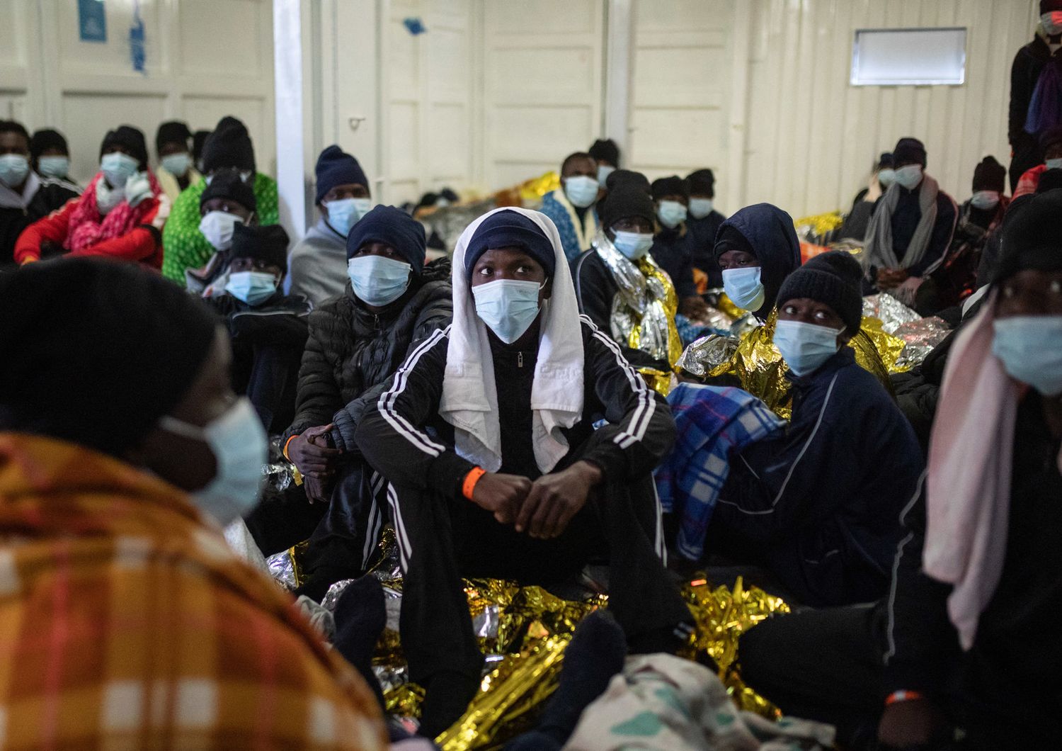 Migranti a bordo della nave umanitaria Ocean Viking che li ha soccorsi nel Mediterraneo