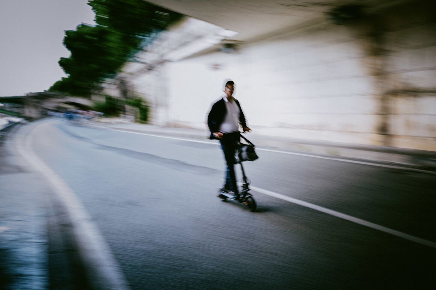 Un monopattino elettrico sul Lungosenna