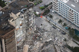 Crolla palazzo 12 piani Miami morti 99 dispersi