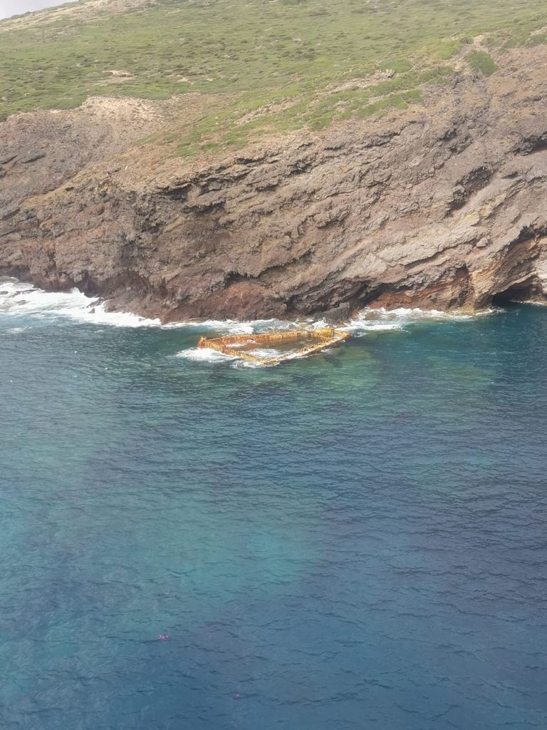 Quel che resta del cargo incagliato a Sant'Antioco in un'immagine scattata dall'alto