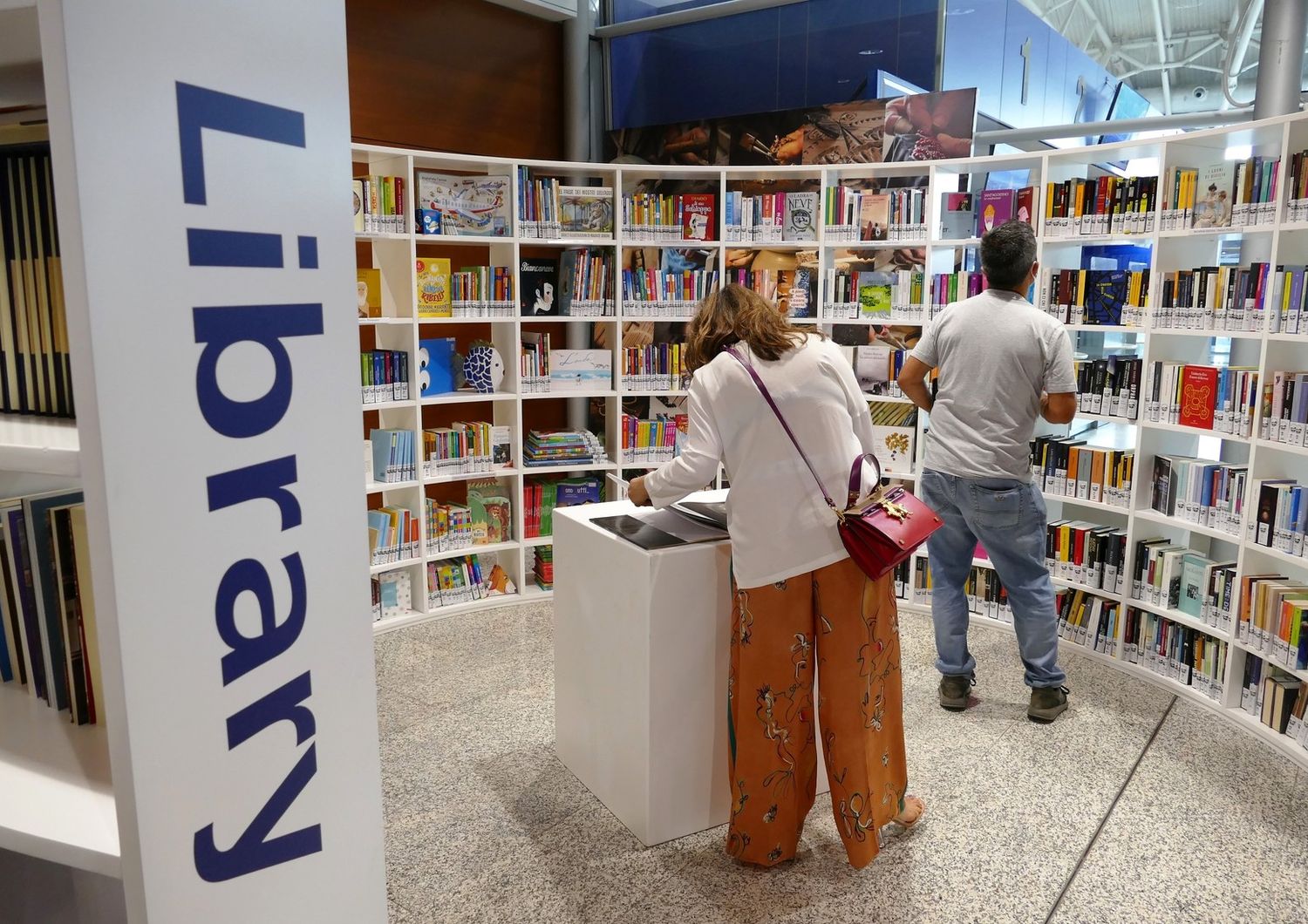 La biblioteca aperta all'aeroporto di Cagliari Elmas