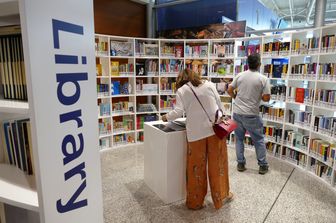 La biblioteca aperta all'aeroporto di Cagliari Elmas