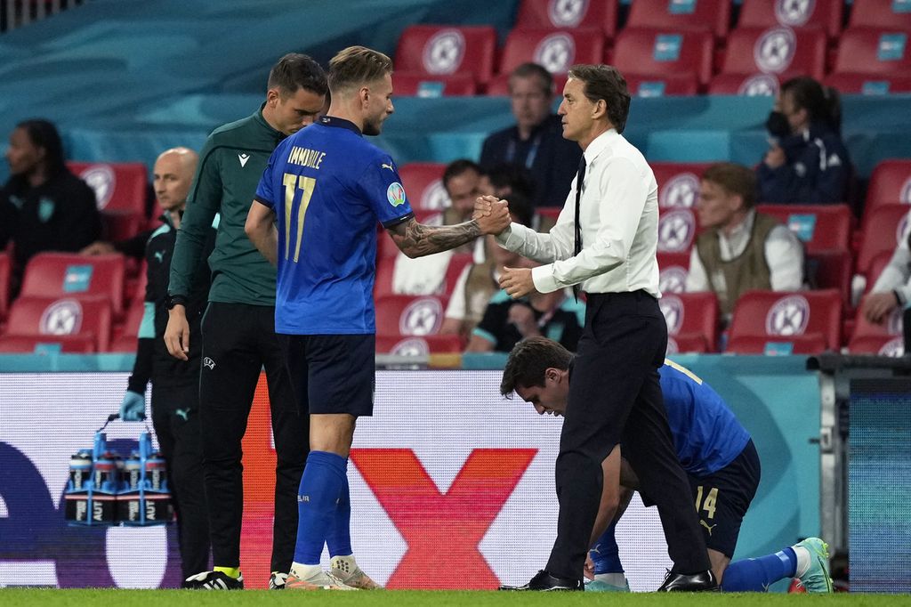 Immobile e Mancini al momento del cambio con Chiesa