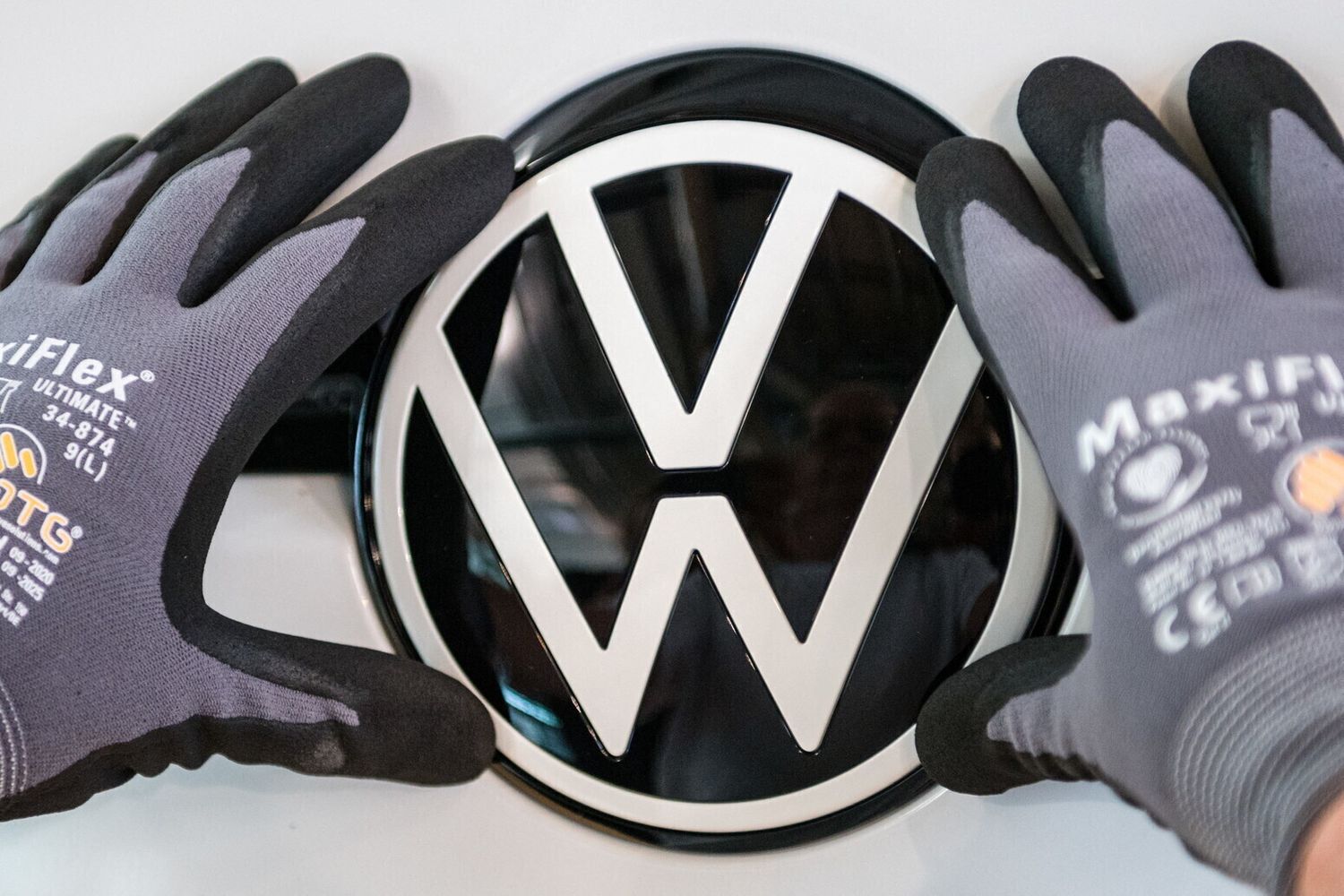 Logo VW sulla linea di assemblaggio dell'auto elettrica Volkswagen (VW) ID 3, nel sito di produzione &quot;Glassy Manufactory&quot;, a Dresda&nbsp;