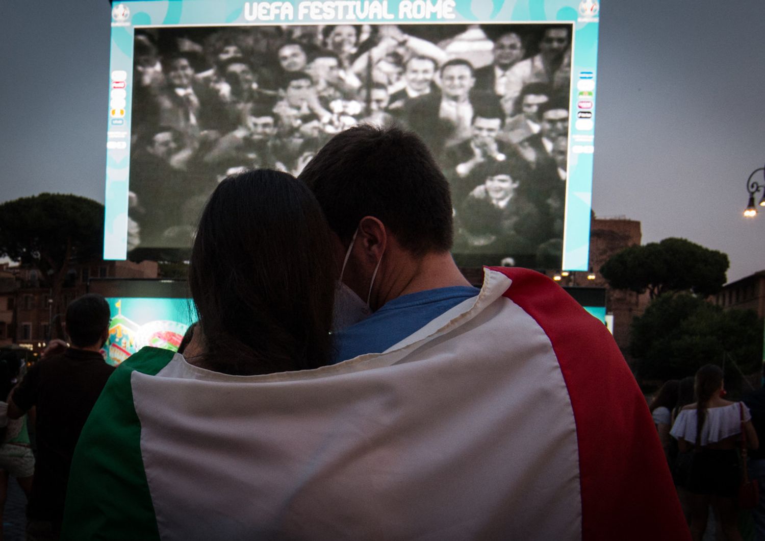 Tifosi italiani davanti a un maxi-schermo a Roma