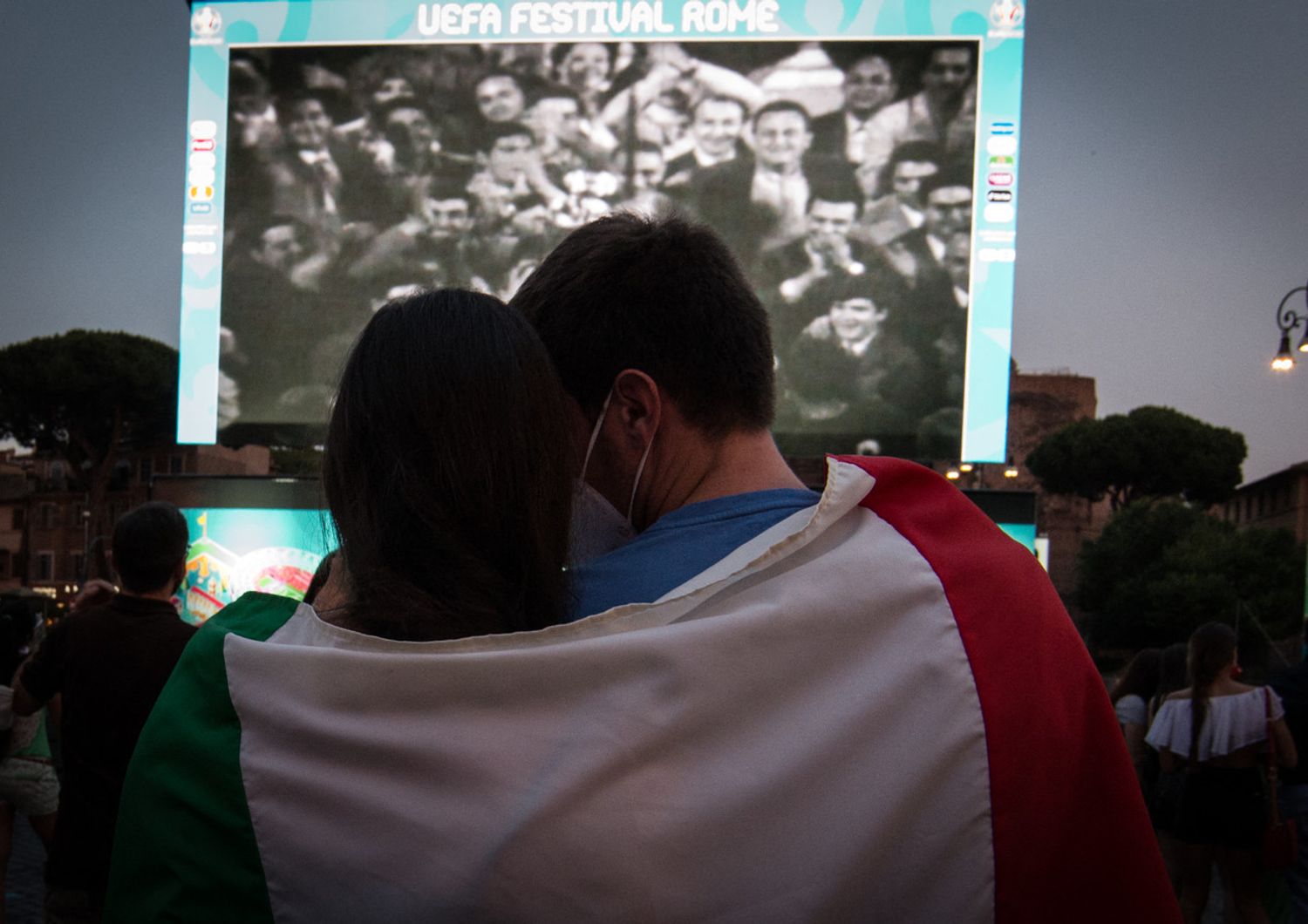 Tifosi italiani davanti a un maxi-schermo a Roma