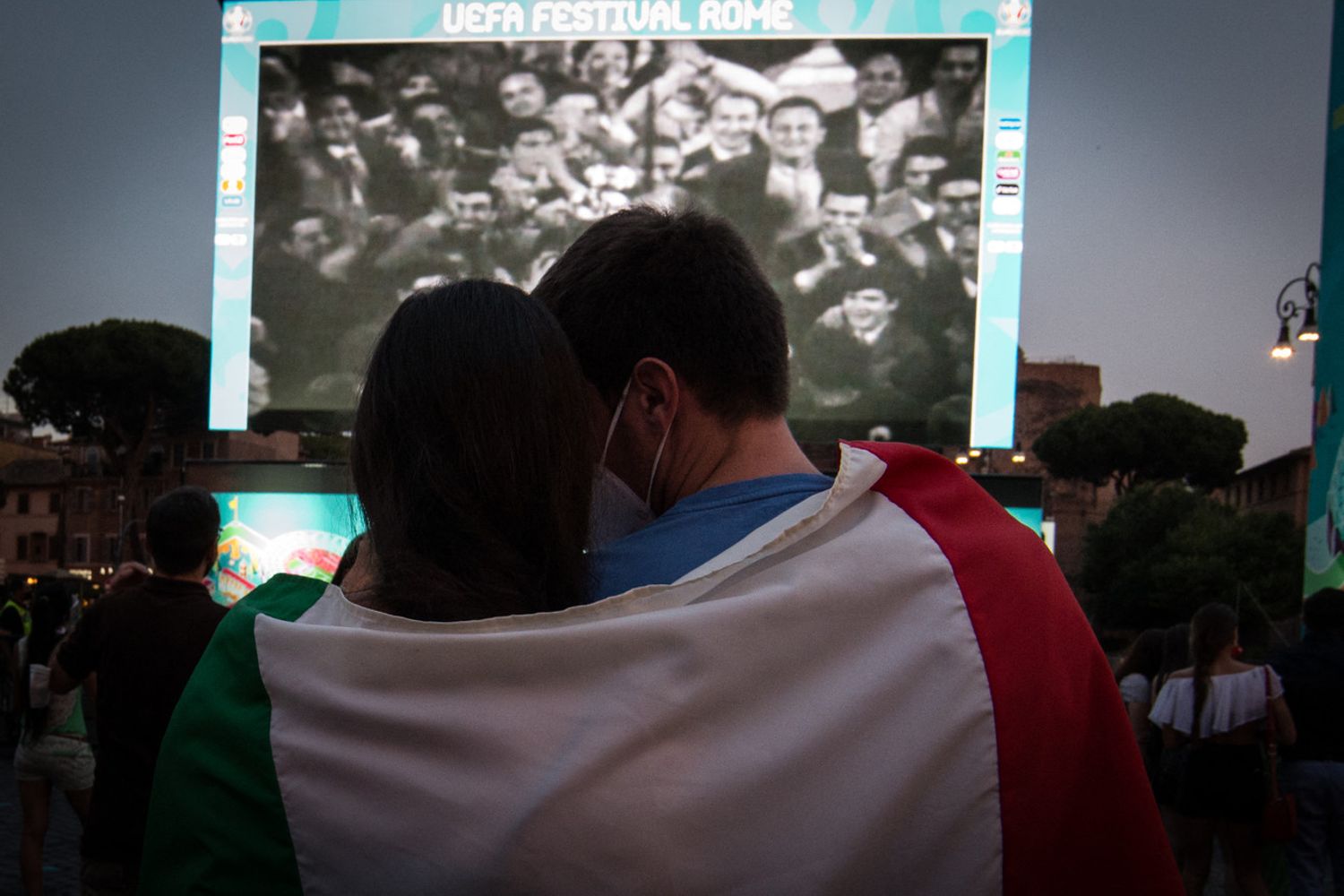 Tifosi italiani davanti a un maxi-schermo a Roma