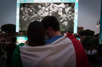 Tifosi italiani davanti a un maxi-schermo a Roma