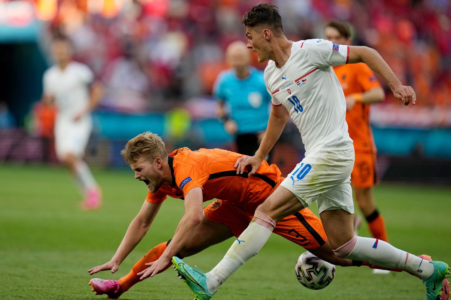 Patrick Schick in azione contro Matthijs De Ligt