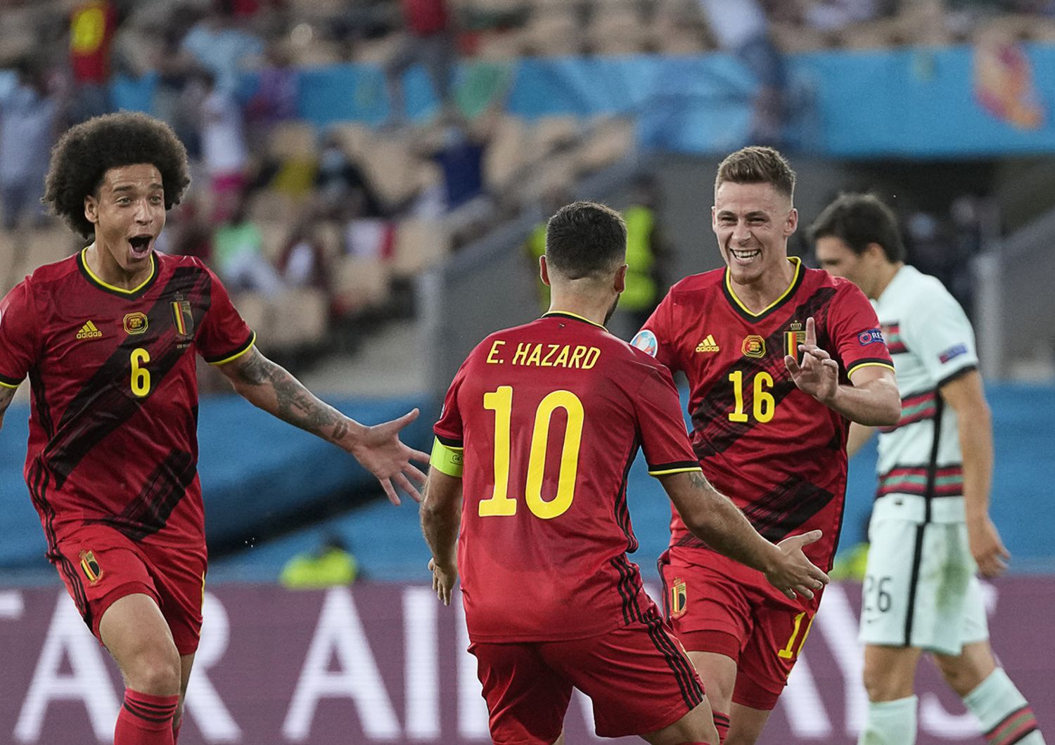 L'esultanza di Thorgan Hazard dopo il gol del vantaggio del Belgio