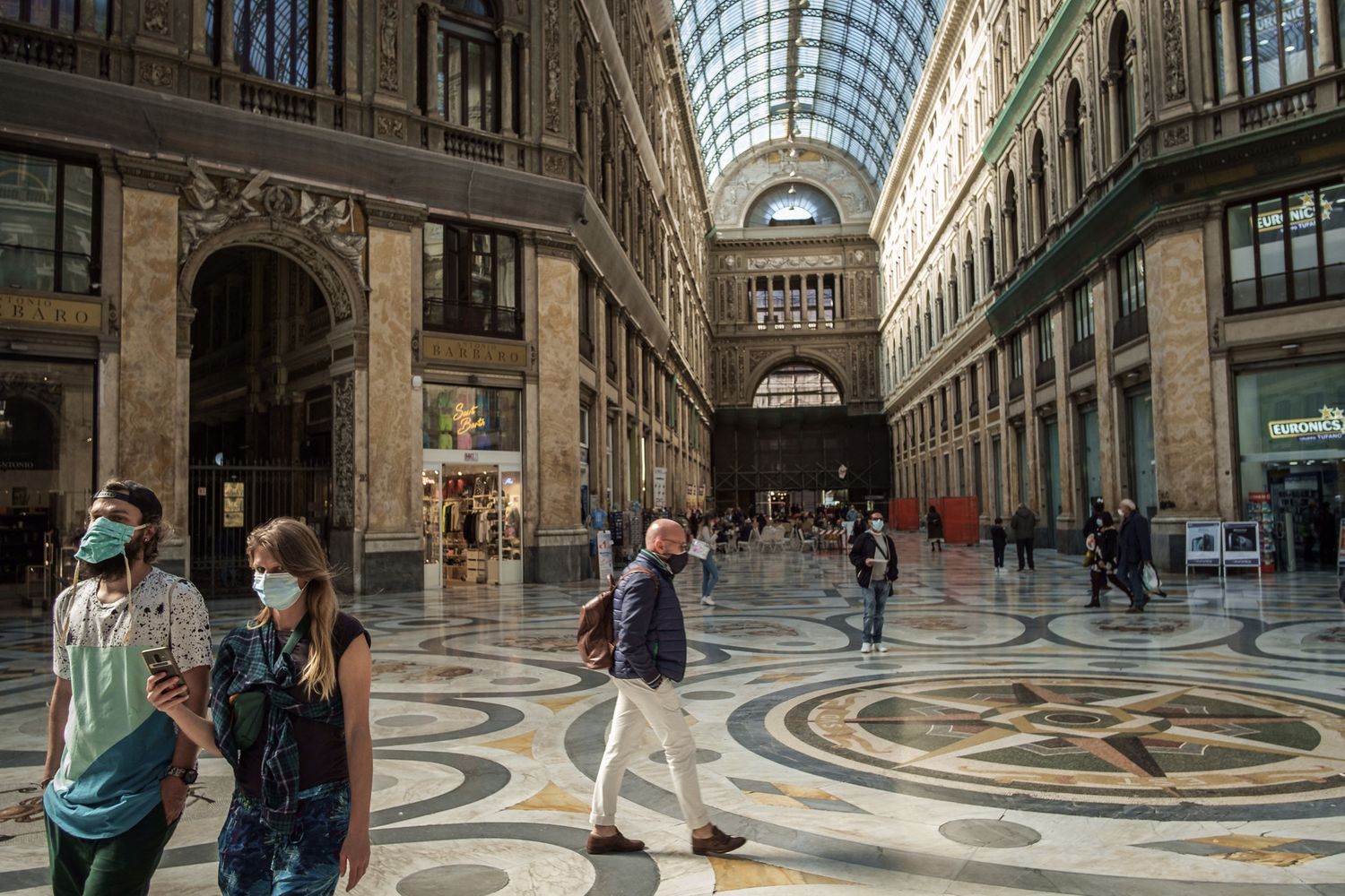 A passeggio con la mascherina nella galleria Umberto I di Napoli