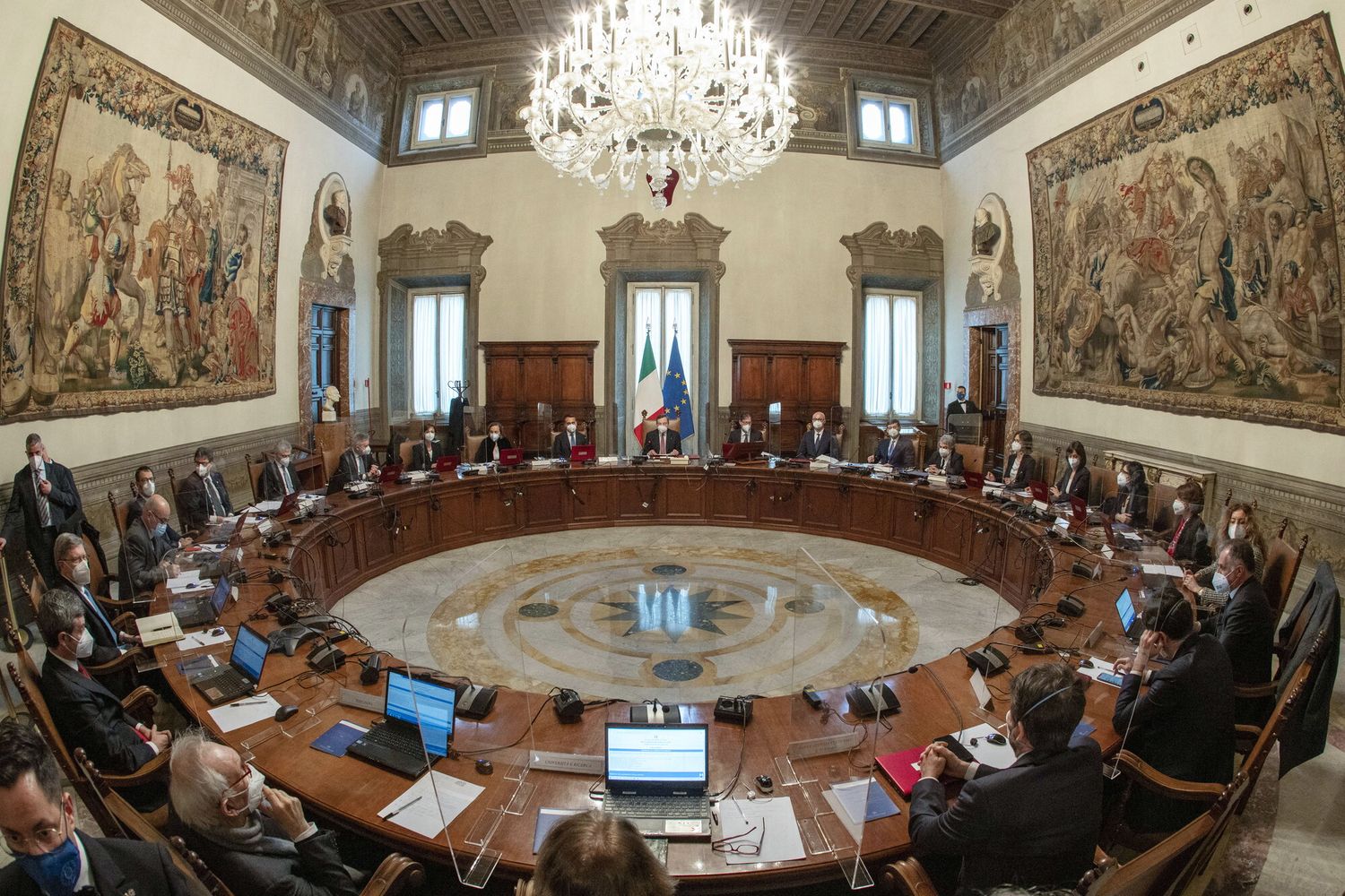 Il Consiglio dei ministri presieduto da Mario Draghi