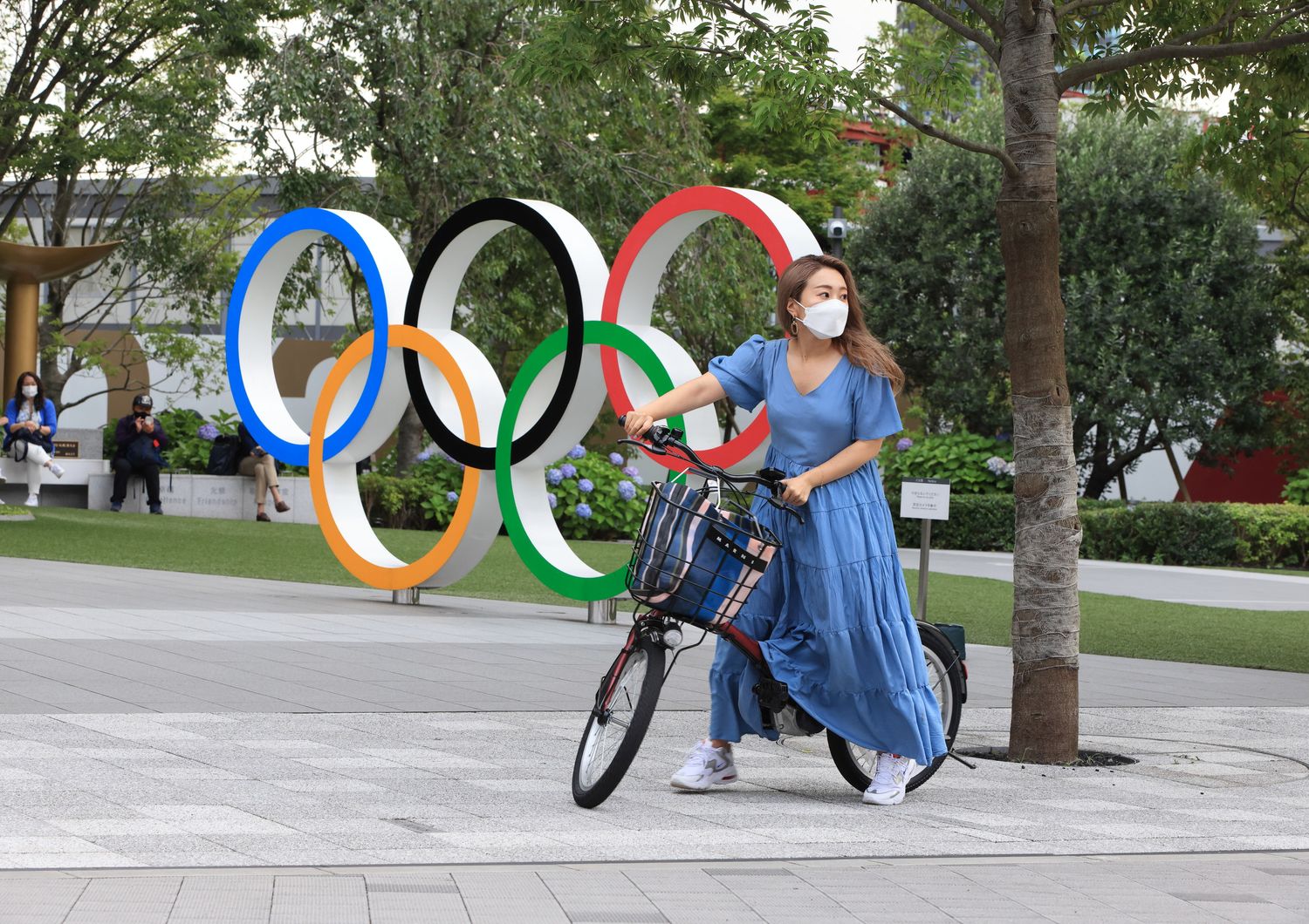 Tokyo: una donna davanti al simbolo delle Olimpiadi nel centro della capitale giapponese