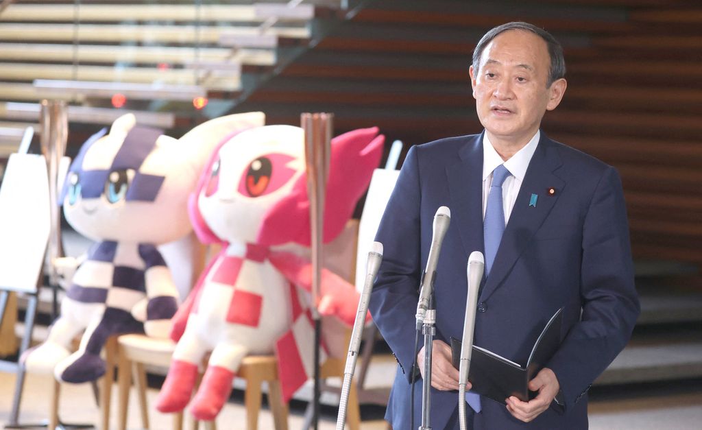 Il premier giapponese Yoshihide Suga annuncia la possibilit&agrave; che le Olimpiadi di svolgano a porte chiuse