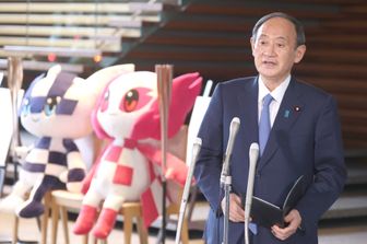 Il premier giapponese Yoshihide Suga annuncia la possibilit&agrave; che le Olimpiadi di svolgano a porte chiuse