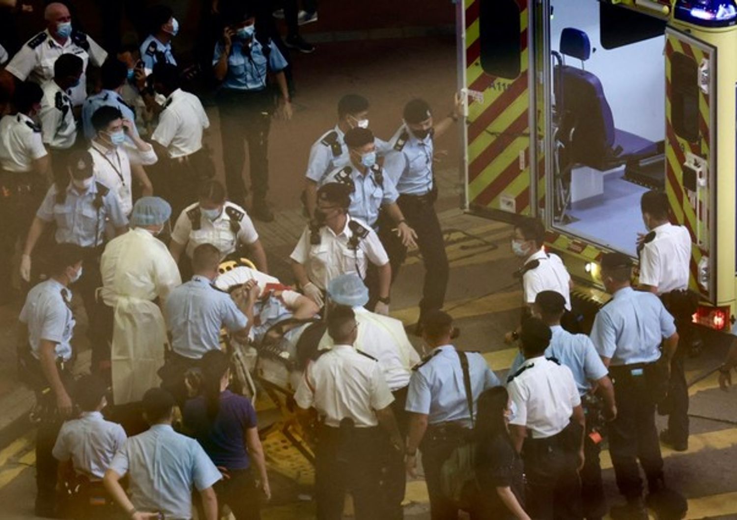 Hong Kong: agente di polizia trasportato in ambulanza dopo essere stato accoltellato a Causeway Bay&nbsp;