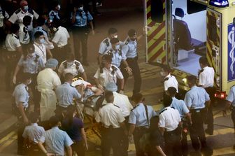 Hong Kong: agente di polizia trasportato in ambulanza dopo essere stato accoltellato a Causeway Bay&nbsp;