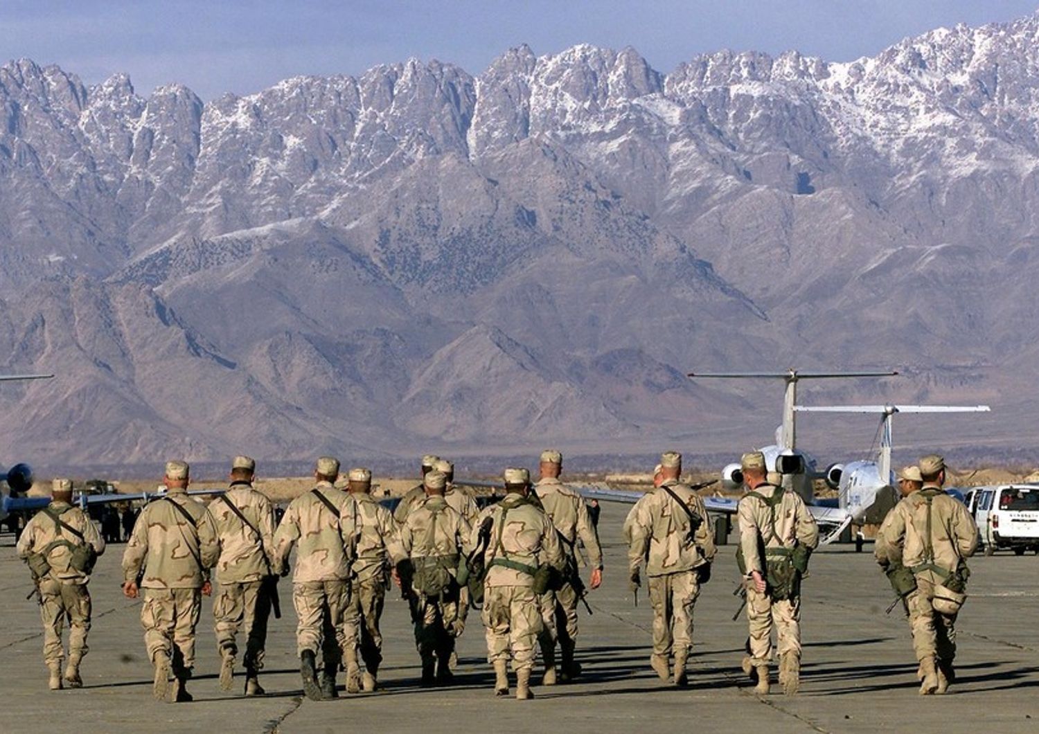 Militari americani sulla pista dell'aeroporto di Bagram prima di imbarcarsi su un volo Onu