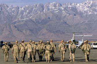Militari americani sulla pista dell'aeroporto di Bagram prima di imbarcarsi su un volo Onu