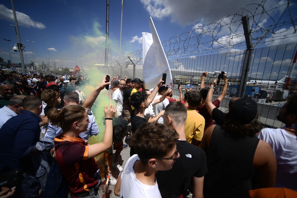 Tifosi attendono l'arrivo di Jos&eacute; Mourinho