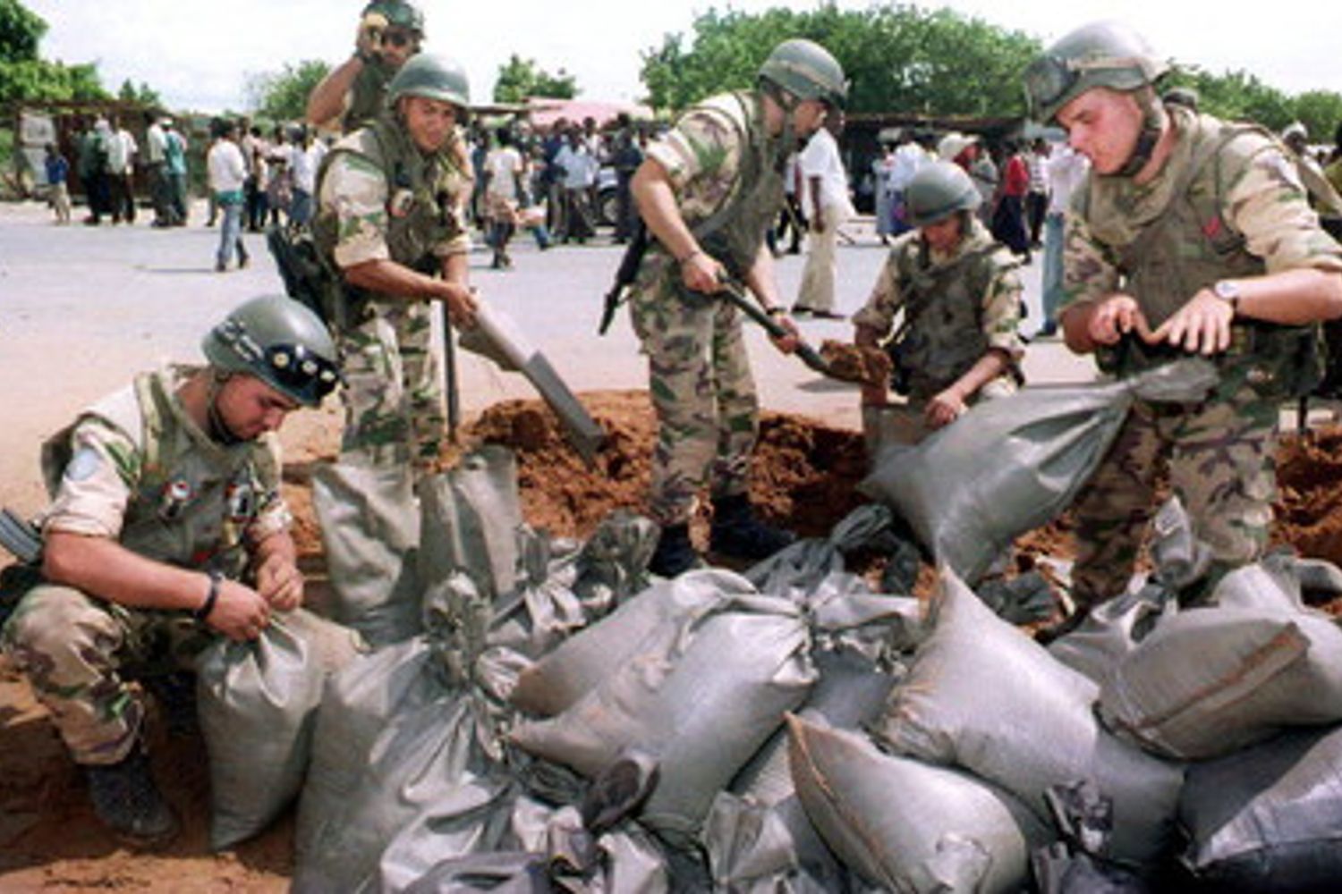 Soldati italiani riparano il checkpoint pasta il 10 luglio 1993