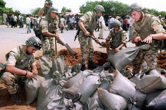Soldati italiani riparano il checkpoint pasta il 10 luglio 1993