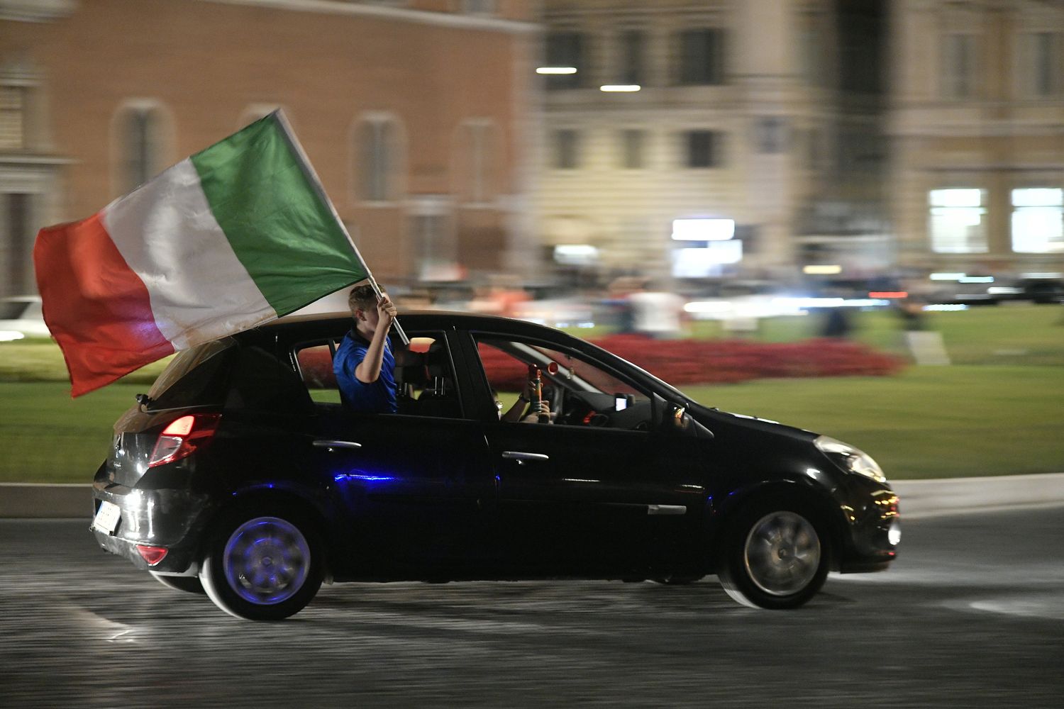 Un'auto di tifosi a Piazza Venezia dopo la vittoria dell'Italia sul Belgio