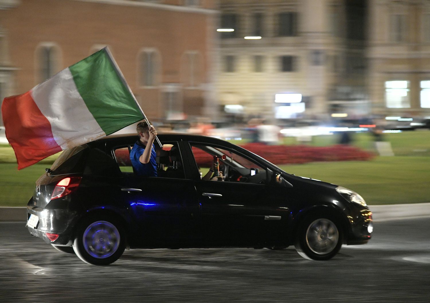 Un'auto di tifosi a Piazza Venezia dopo la vittoria dell'Italia sul Belgio