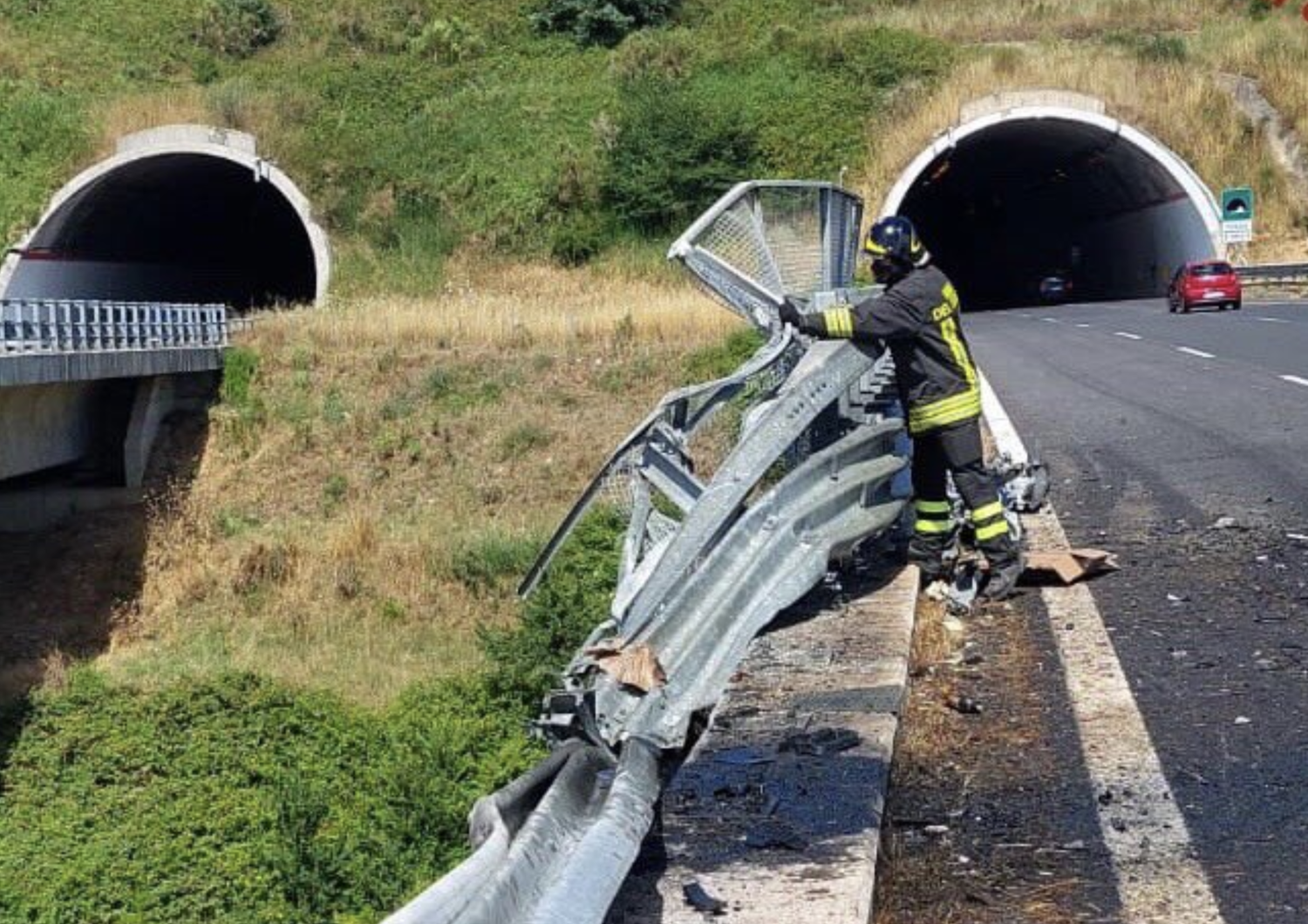 Intervento dei Vigili del Fuoco su un viadotto da cui &egrave; precipitato un mezzo pesante