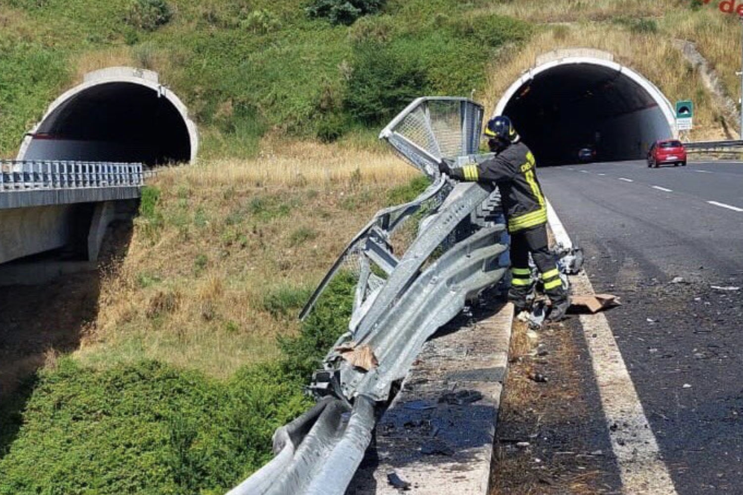 Intervento dei Vigili del Fuoco su un viadotto da cui &egrave; precipitato un mezzo pesante