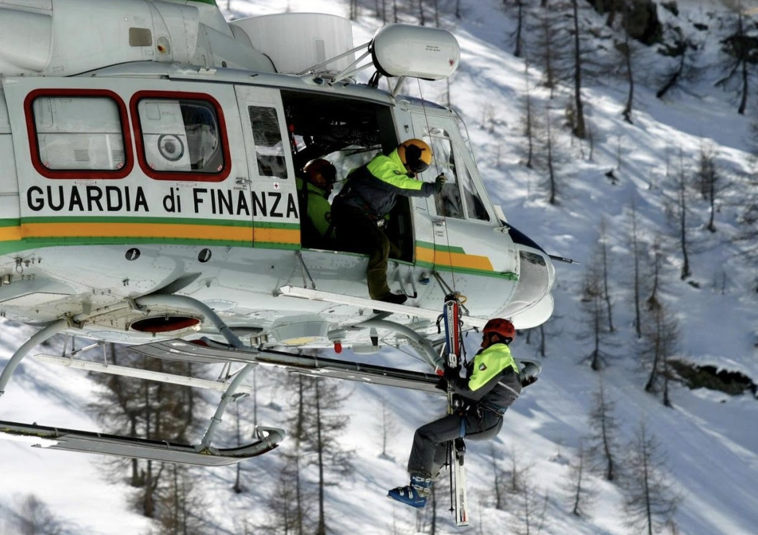 Un intervento di soccorso in montagna della Guardia di Finanza&nbsp;