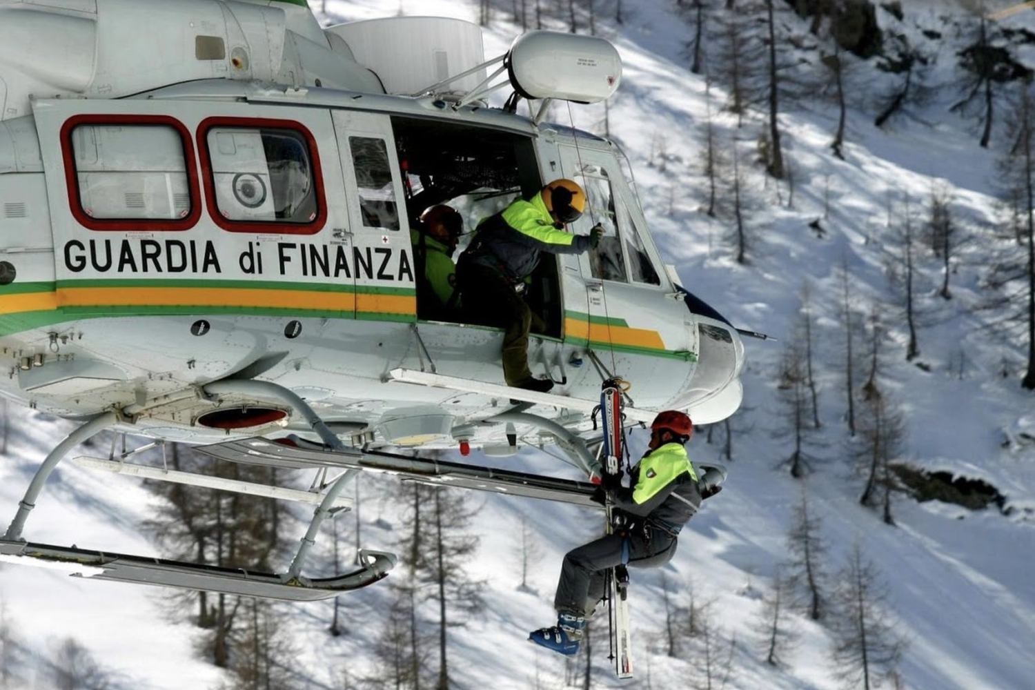 Un intervento di soccorso in montagna della Guardia di Finanza&nbsp;