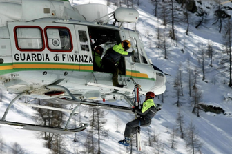 Un intervento di soccorso in montagna della Guardia di Finanza&nbsp;