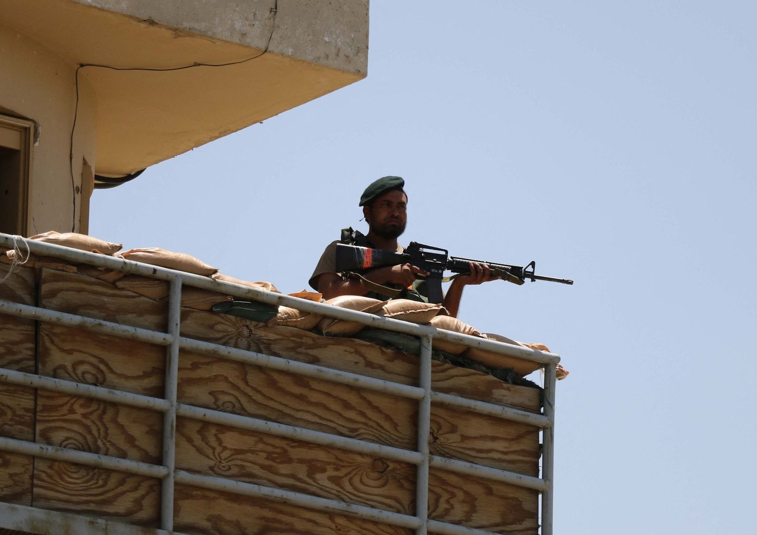 Un soldato afghano di guardia alla base aerea di Bagram