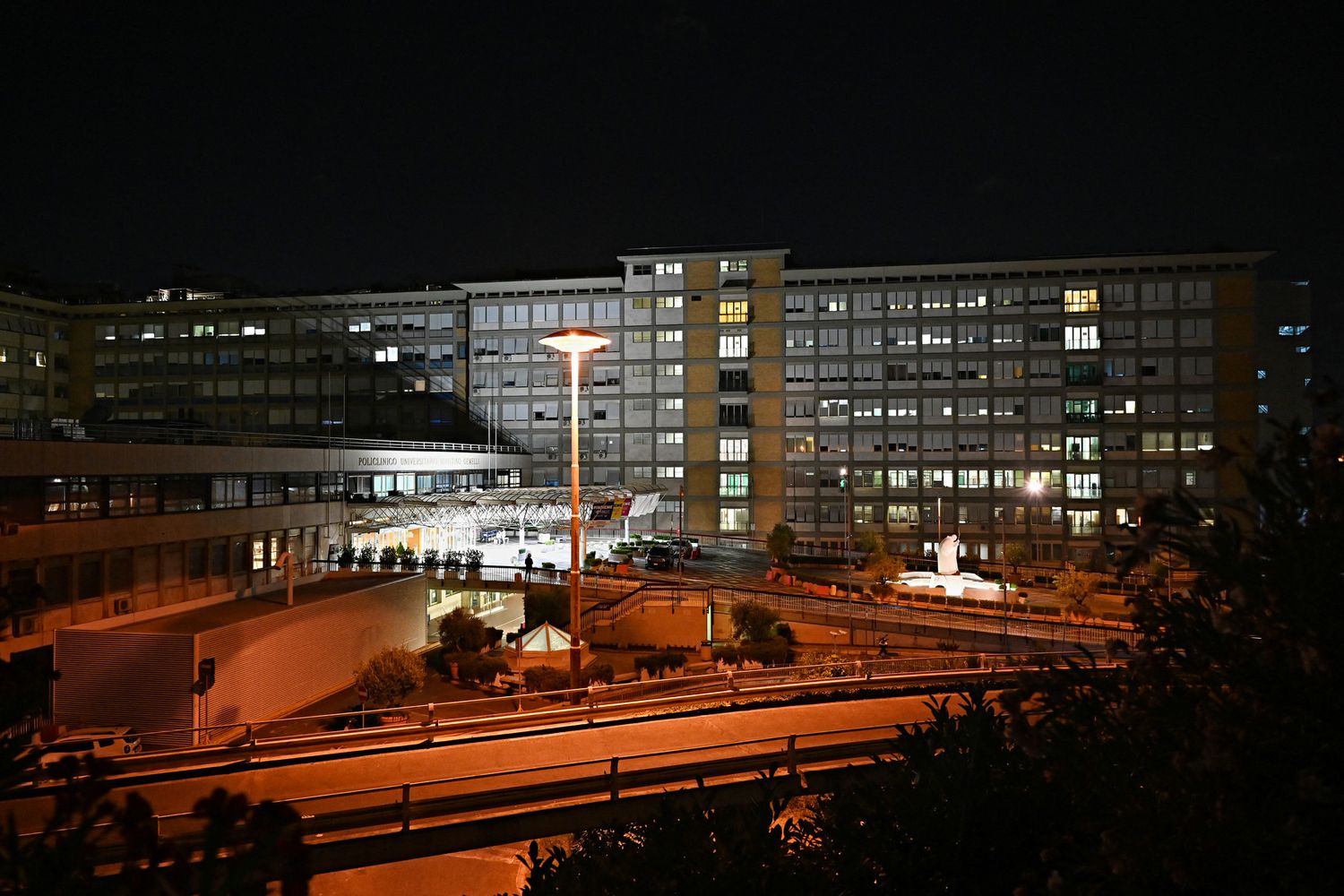 Il policlinico Gemelli. All'ultimo piano, con tutte le tapparelle chiuse, le stanze riservate al Papa