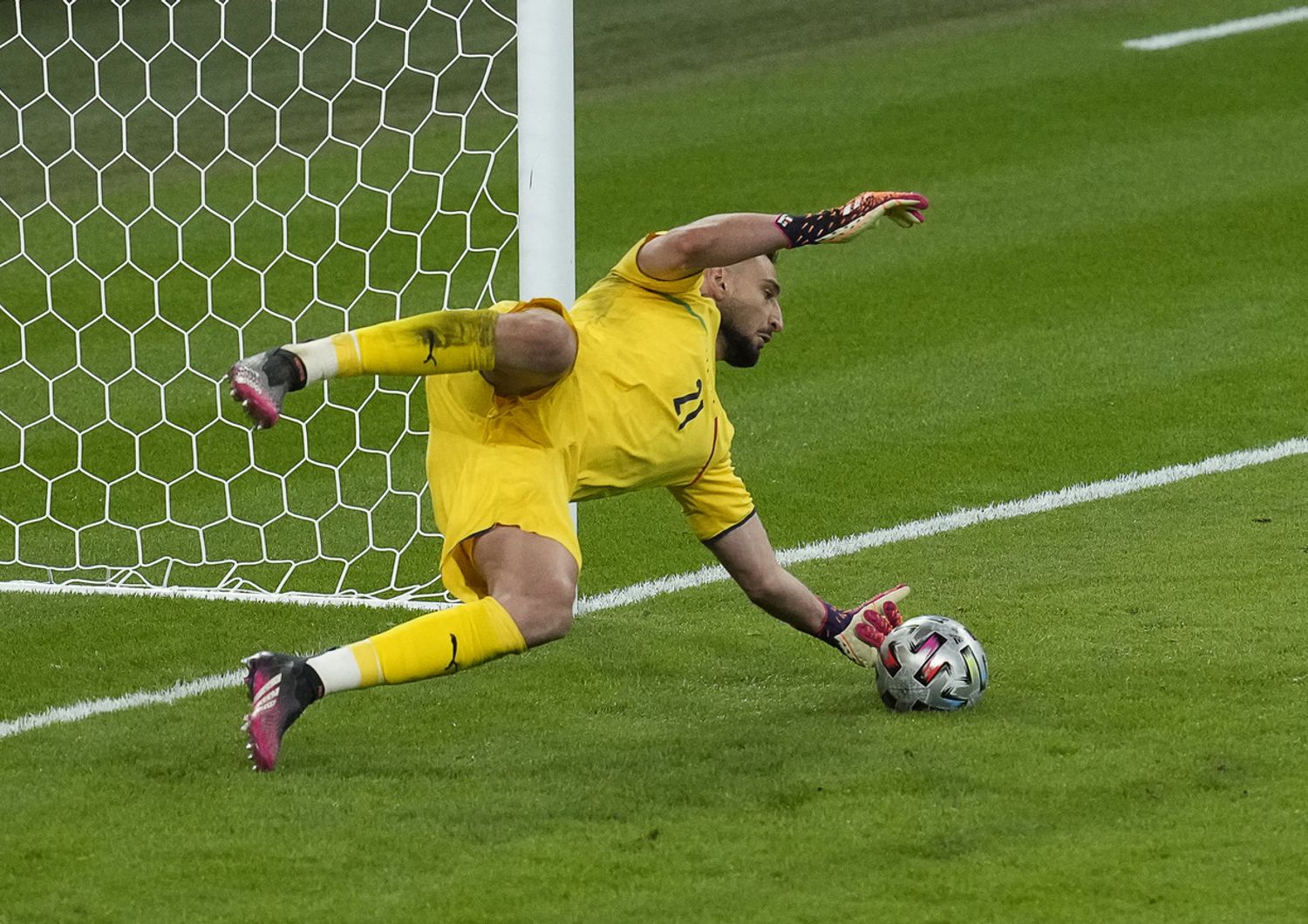 Donnarumma para rigore durante Italia-Spagna