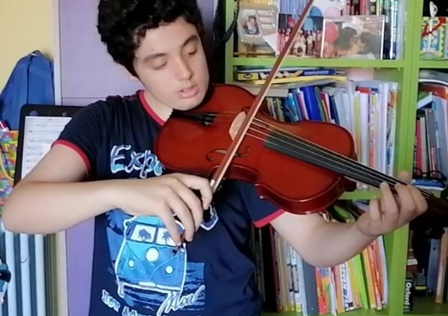 Lorenzo suona il violino