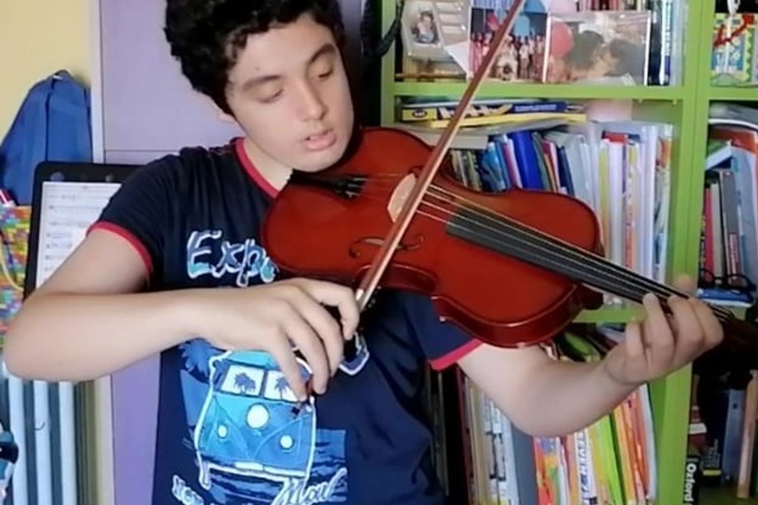 Lorenzo suona il violino