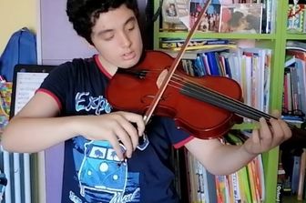 Lorenzo suona il violino